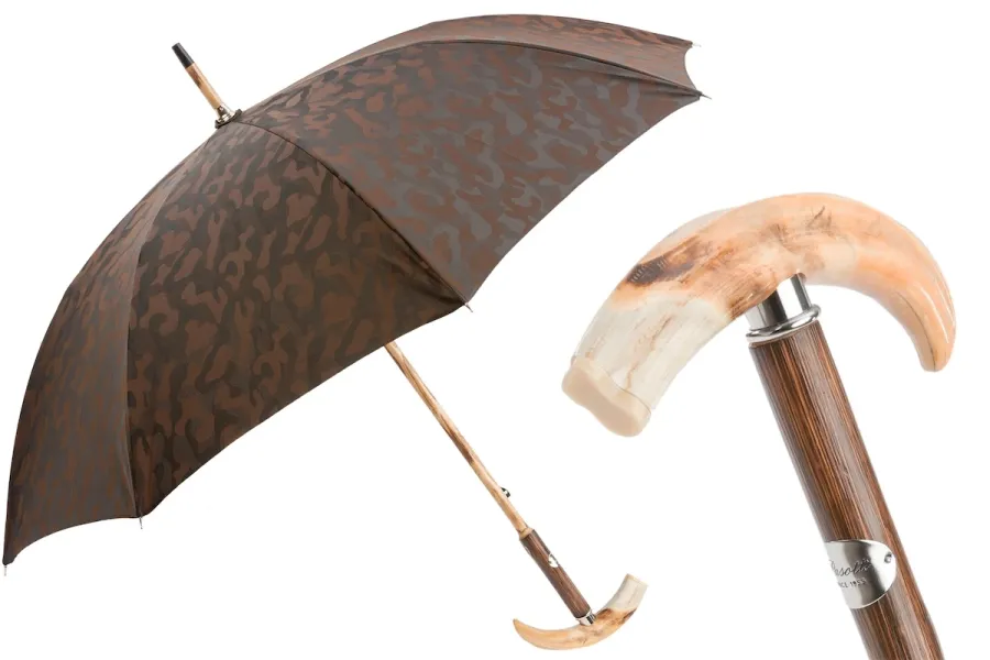 obrazek 1 Stylowy brązowy parasol męski ze wzorem w kamuflaż z oryginalną rączką - Pasotti