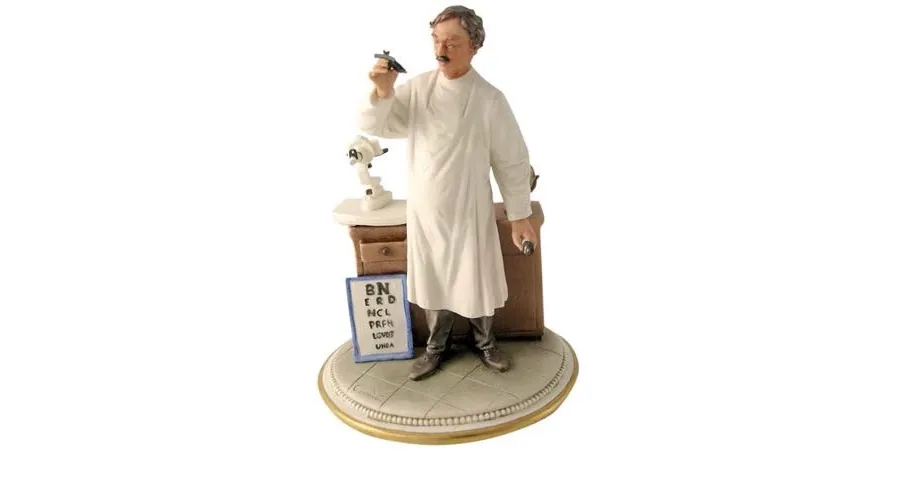 obrazek 1 Niecodzienna figurka z porcelany - okulista