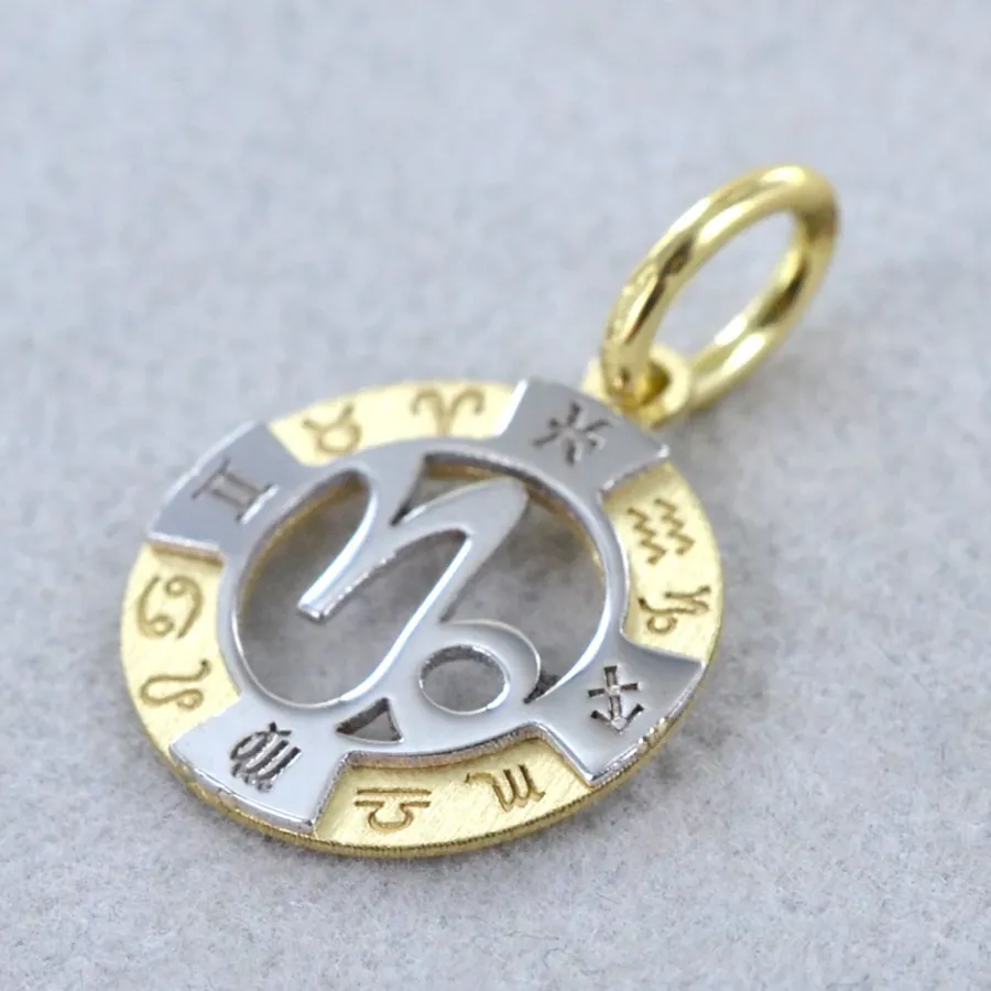 obrazek 5 Mały wisiorek zodiaku z żółtego i białego złota - ZNAK KOZIOROŻCA