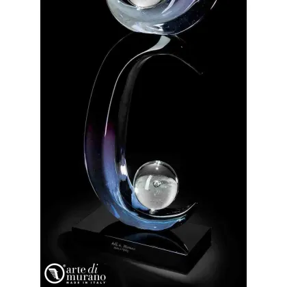 Zdjęcie Gustowna abstrakcyjna rzeźba podwójnego węzła w szkle Murano