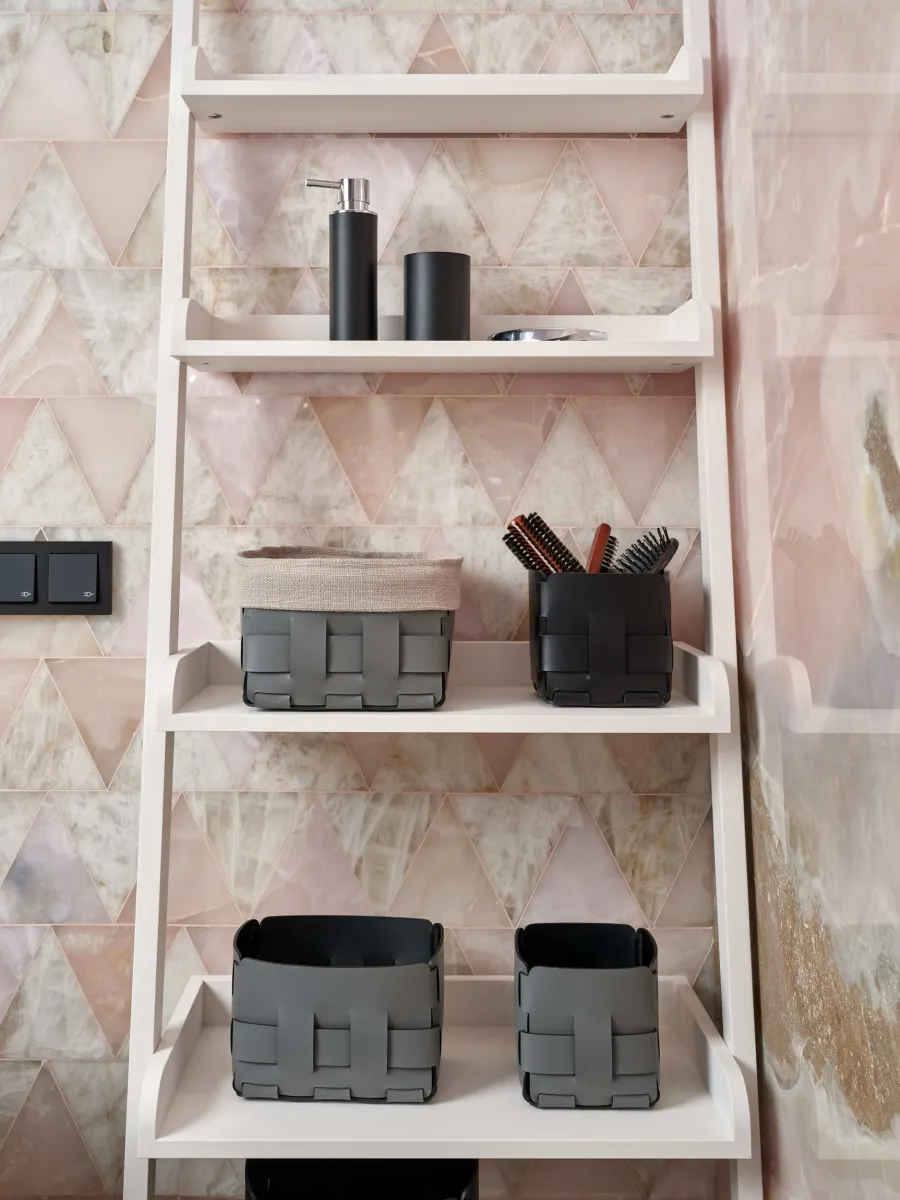 obrazek 6 Mały sześcienny koszyk Bottega 12x12xH13 cm z plecionymi bokami