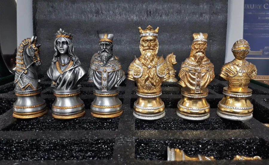 obrazek 4 Zestaw figur szachowych malowanych złotem i srebrem
