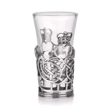 Zdjęcie Kieliszek do shotów z uchwytem zdobionym wzorem Claddagh – niezapomniany prezent