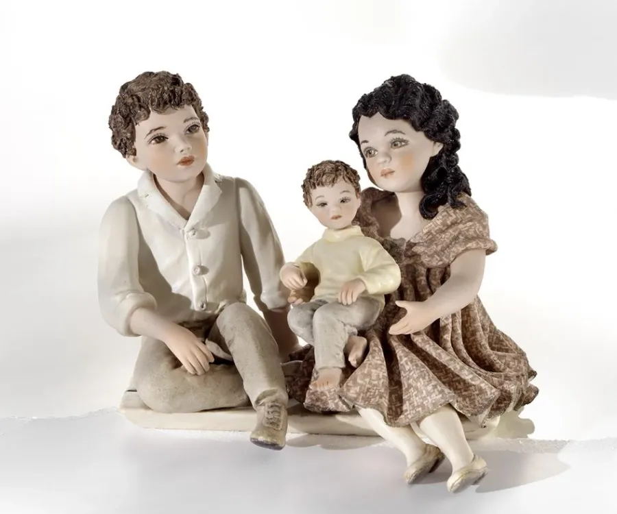 obrazek 1 Porcelanowa figurka rodziców z dzieckiem - Sibania