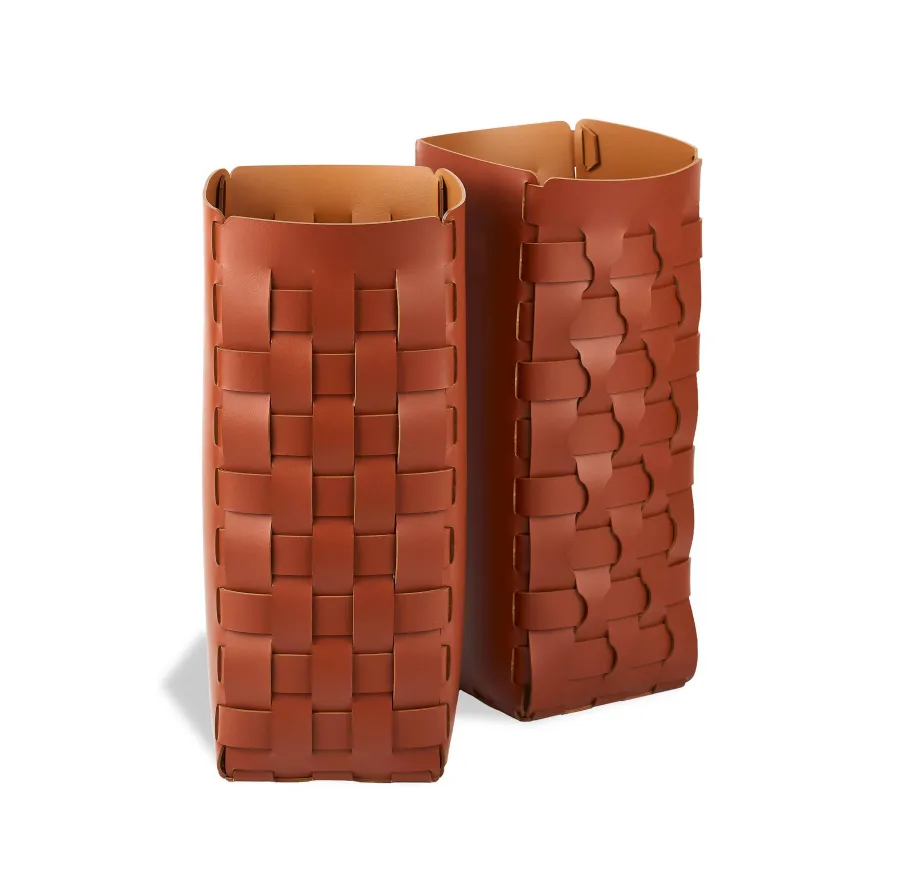 obrazek 2 Bordowy skórzany pleciony kosz na parasole o wymiarach 20x20xH51 cm