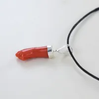 Zdjęcie Zawieszka w kształcie pięści z białego srebra i koralu