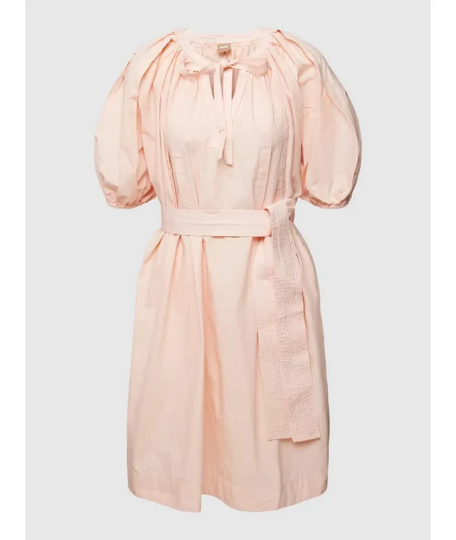 obrazek 1 Sukienka o długości do kolan z wiązanym paskiem model ‘Dumpa’