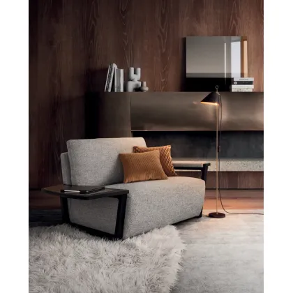 Zdjęcie Ekskluzywny fotel z bocznym stolikiem w miejscu podłokietnika