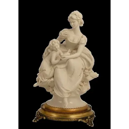 Zdjęcie Matka z dzieckiem - figurka z porcelany do gabinetu