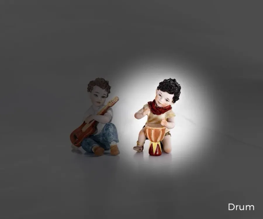 obrazek 1 Figurka chłopczyka grającego na bongo - Drum