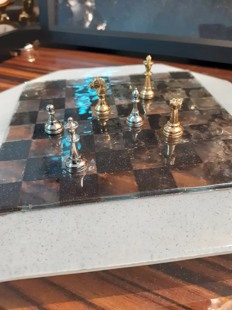obrazek 1 Oryginalny zestaw szachowy z metalowymi figurami i szklaną planszą 18x18cm