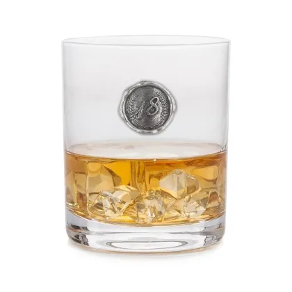 Zdjęcie Unikalny prezent na 18 urodziny - szklanka do whisky zdobiona cynowym emblematem z liczbą urodzin