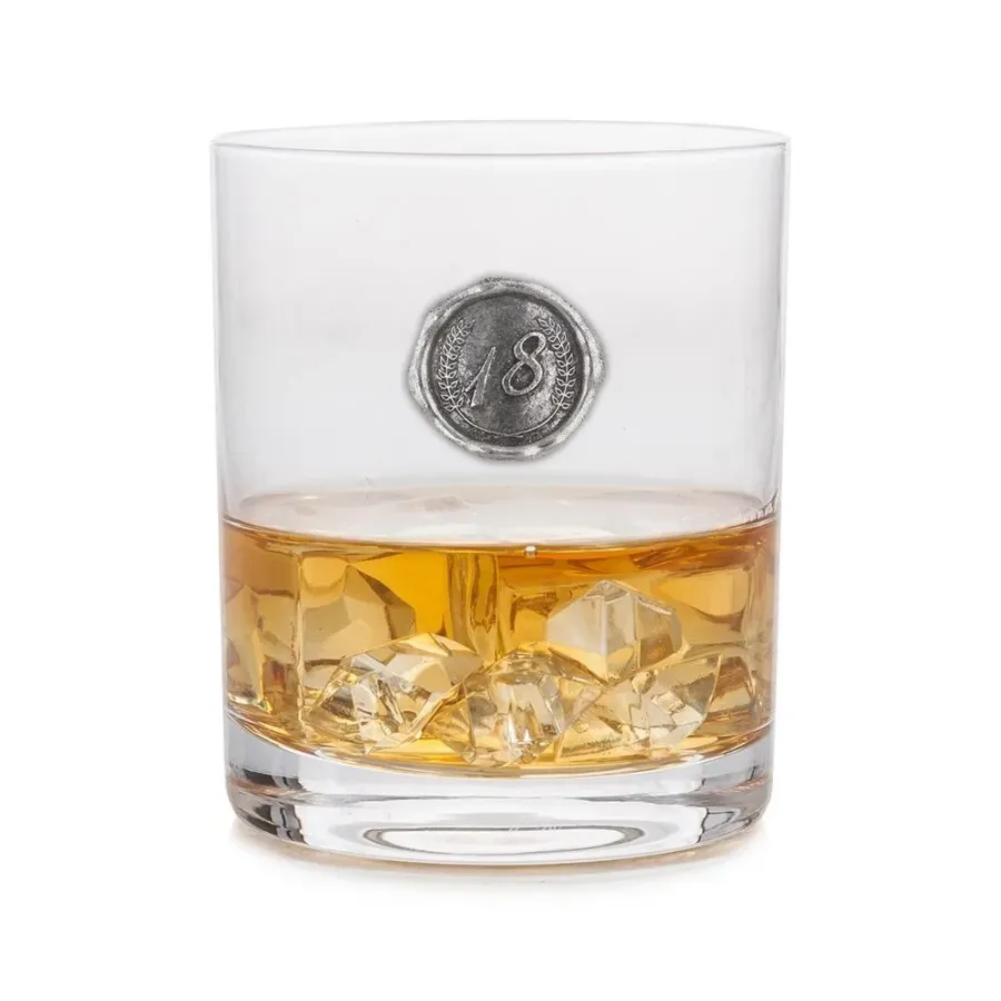 obrazek 1 Unikalny prezent na 18 urodziny - szklanka do whisky zdobiona cynowym emblematem z liczbą urodzin