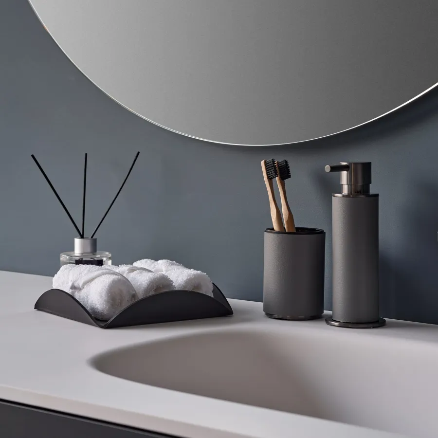 obrazek 2 Szary skórzany uchwyt na kubek z grafitowym matowym obrzeżem