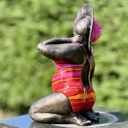 Zdjęcie Piękna rzeźba ogrodowa przedstawiająca kobietę w kostiumie kąpielowym