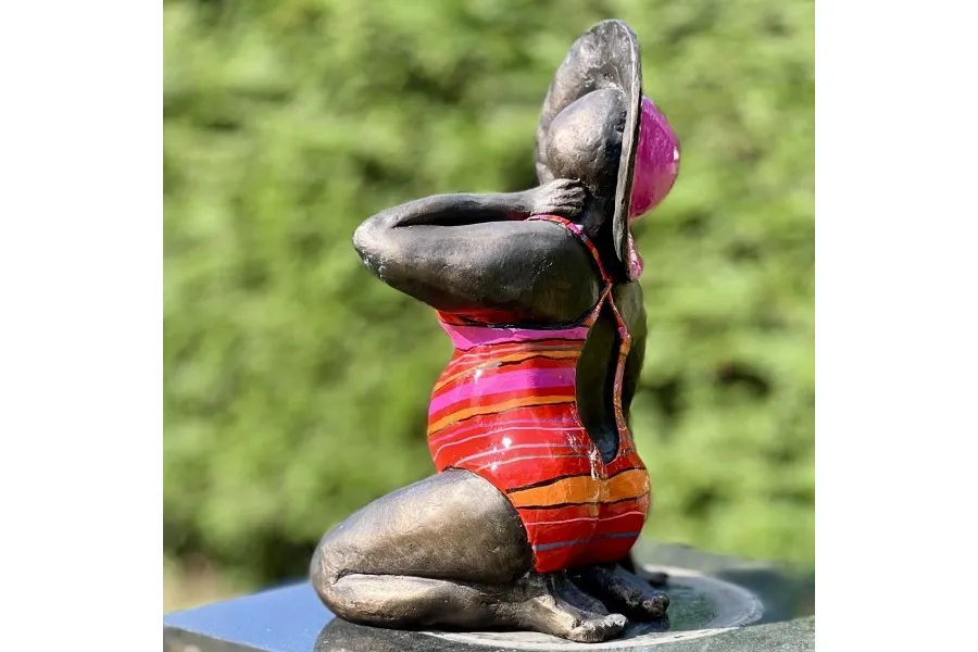 obrazek 1 Piękna rzeźba ogrodowa przedstawiająca kobietę w kostiumie kąpielowym