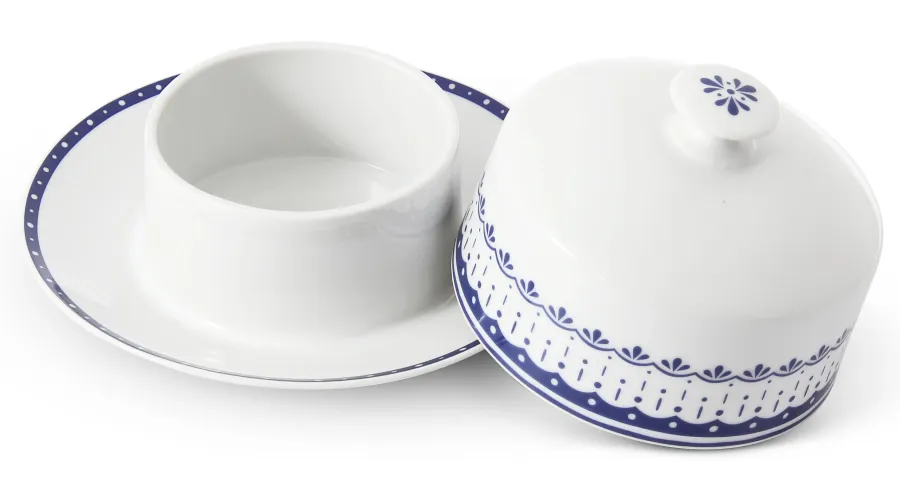 obrazek 2 Wyjątkowa okrągła maselniczka z porcelany zdobiona subtelnym niebieskim motywem – Leander