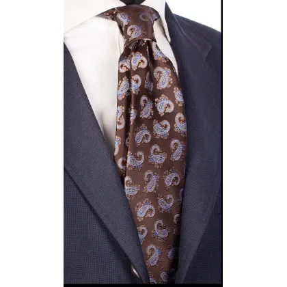 Zdjęcie Subtelny, brązowy krawat wykonany z czystego jedwabiu z niebieskim wzorem paisley