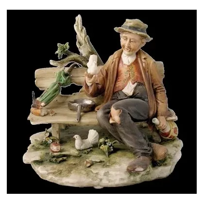Zdjęcie Figurka z porcelany do salonu - mężczyzna z gołębiem