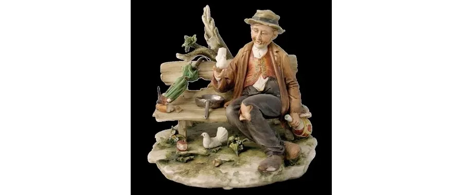 obrazek 1 Figurka z porcelany do salonu - mężczyzna z gołębiem