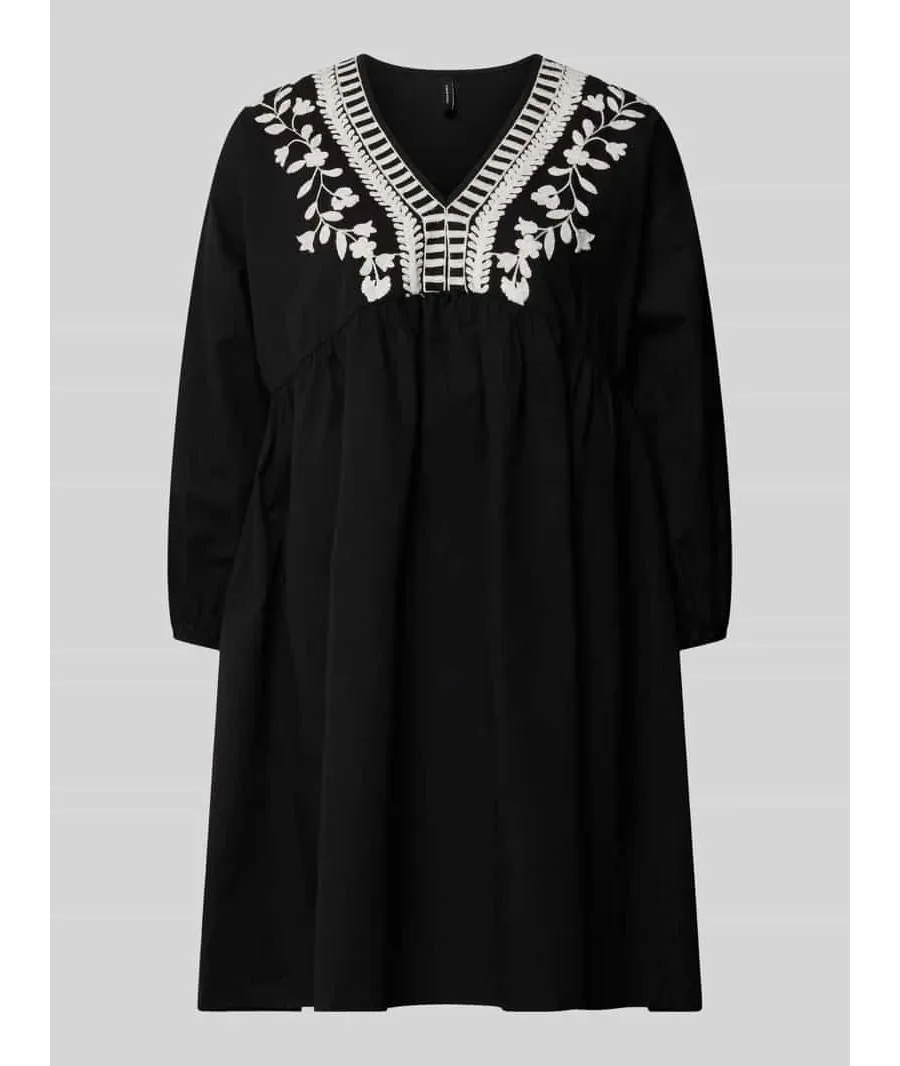 obrazek 1 Sukienka tunikowa z haftem i dekoltem w serek model ‘VACATION’