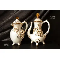 Zdjęcie Cudowne dzbanki ceramiczne z kwiatowymi zdobieniami