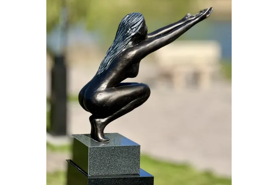obrazek 4 Stylowa rzeźba ogrodowa przedstawiająca kobietę "Leć!"