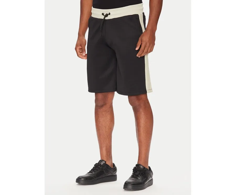 obrazek 1 Guess Szorty sportowe Z5YD01 KCRU2 Czarny Regular Fit