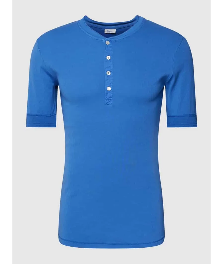 obrazek 1 T-shirt z krótką listwą guzikową model ‘Karl’