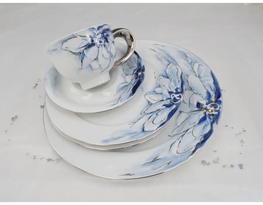 obrazek 4 Płaski duży porcelanowy talerz malowany w kwiaty kobaltem i platyną – Rudolf Kampf