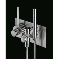 Zdjęcie Ekskluzywna bateria termostatyczna w linii z prysznicem ręcznym