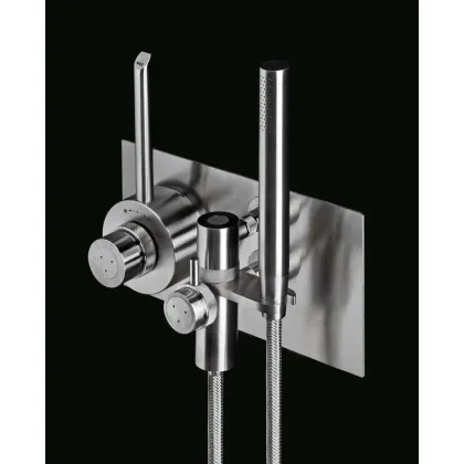 Zdjęcie Ekskluzywna bateria termostatyczna w linii z prysznicem ręcznym