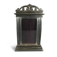 Zdjęcie Drewniana witryna z początku XIX wieku z nowoczesnym szkłem