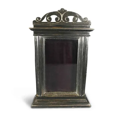 Zdjęcie Drewniana witryna z początku XIX wieku z nowoczesnym szkłem