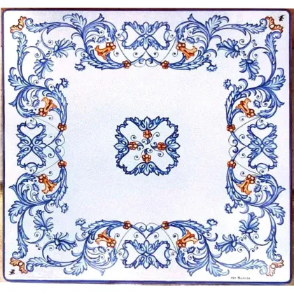 Zdjęcie Kwadratowy blat ogrodowy z lawy zdobiony niebieskim ornamentem – Ceramiche Valchida