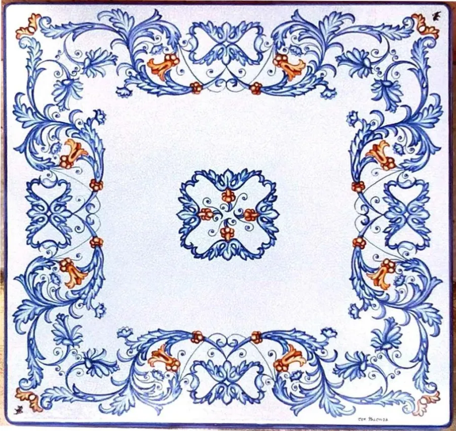 obrazek 1 Kwadratowy blat ogrodowy z lawy zdobiony niebieskim ornamentem – Ceramiche Valchida