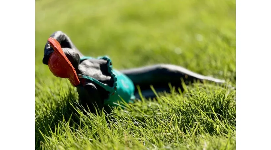 obrazek 4 Unikalna rzeźba do ogrodu z neolitu "Kobieta opalająca się z liściem miłorzębu"