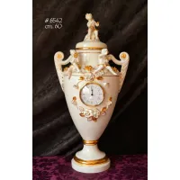 Zdjęcie Luksusowy wazon, zegar z aniołkami i różami