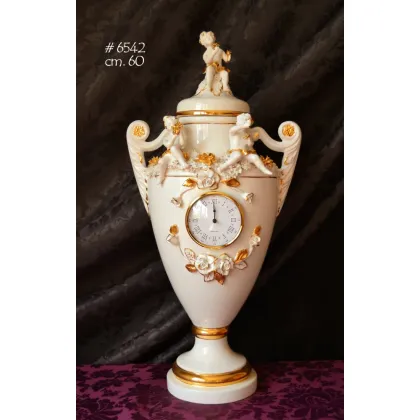 Zdjęcie Luksusowy wazon, zegar z aniołkami i różami