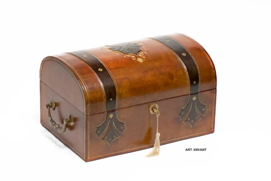 picture 1 Medieval jewelry trunk with lock