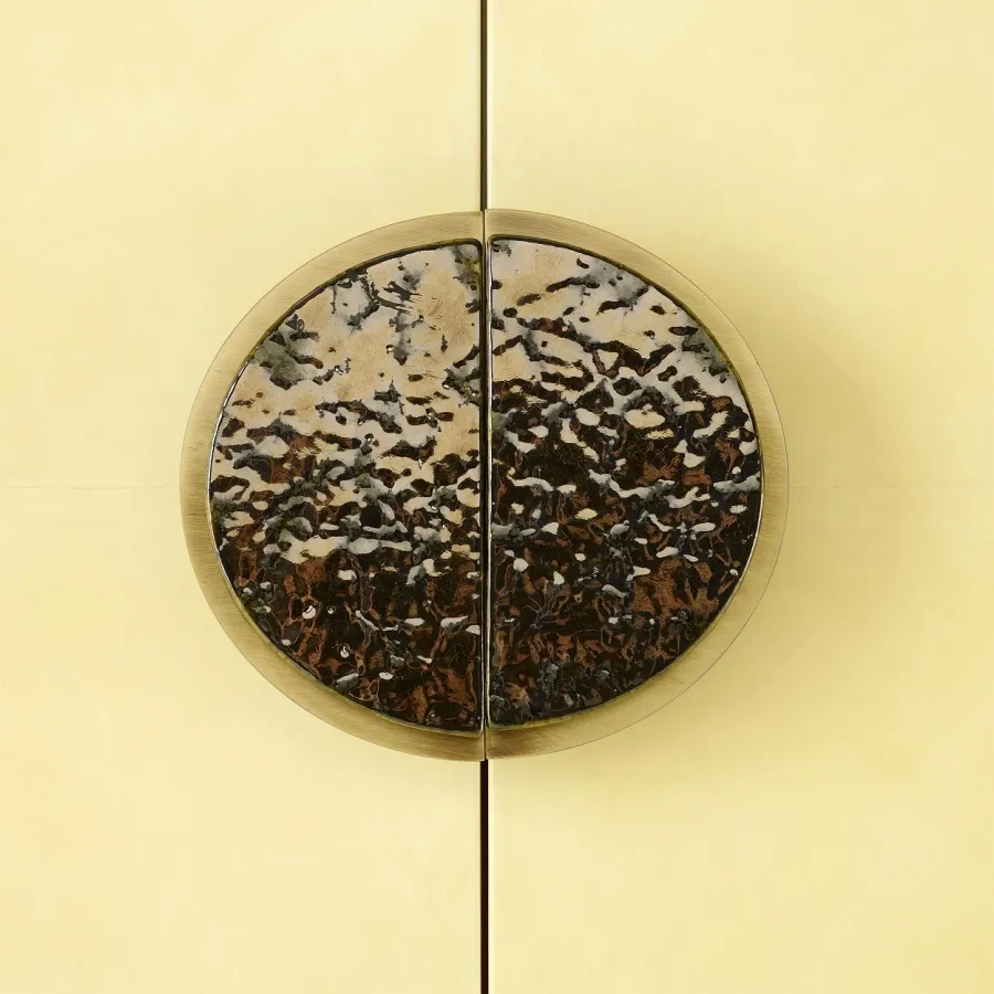 obrazek 3 Komoda z czterema zaokrąglonymi drzwiczkami z efektem matowej kości słoniowej H.75xL.220xP.55 cm