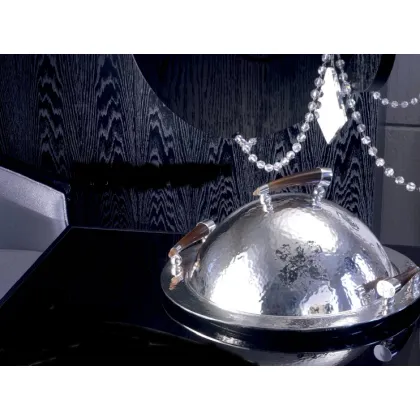 Zdjęcie Kopuła z młotkowanego mosiądzu posrebrzanego z uchwytami z rogu