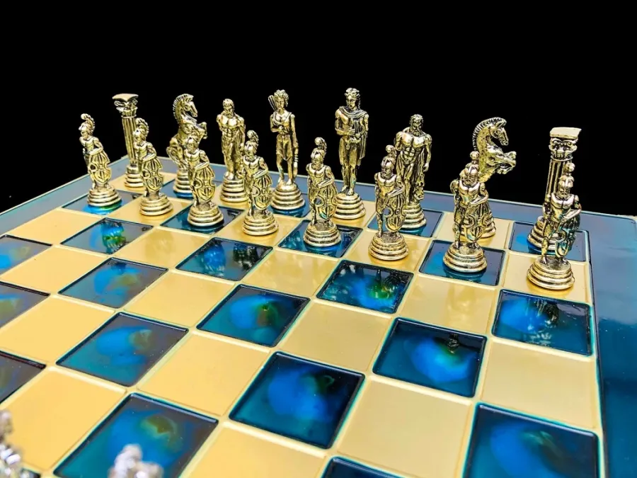 obrazek 5 Stylowy zestaw szachowy z motywem greckim idealny na prezent - The Chess Empire
