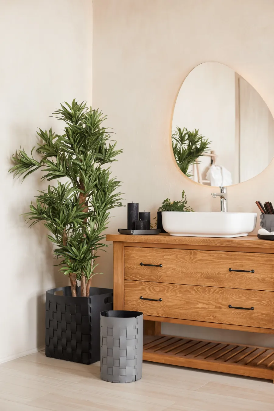 obrazek 2 Stylowy czarny kosz Bottega 35x35xH40 cm wykonany z naturalnej skóry