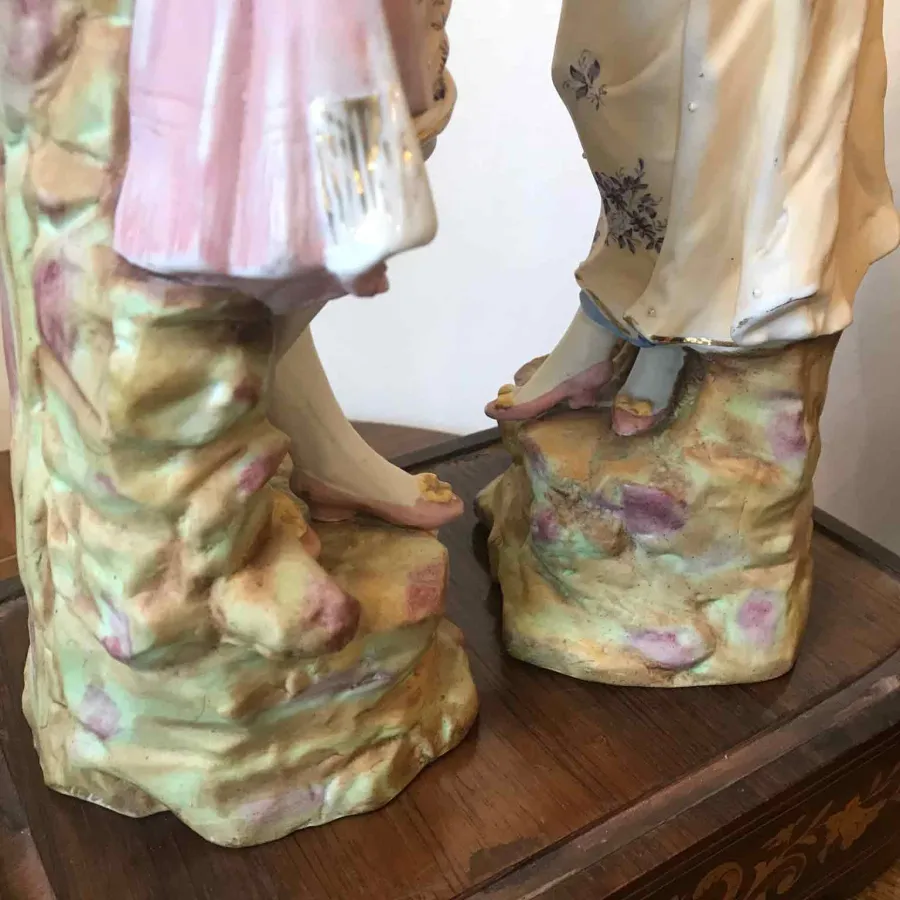 obrazek 7 Para antycznych rzeźb z porcelany - dwie postacie kobiet w szatach powiewających na wietrze