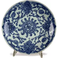 Zdjęcie Gustowny chiński talerz porcelanowy w kolorze niebiesko-białym z zielonkawo-białym tłem z XX wieku