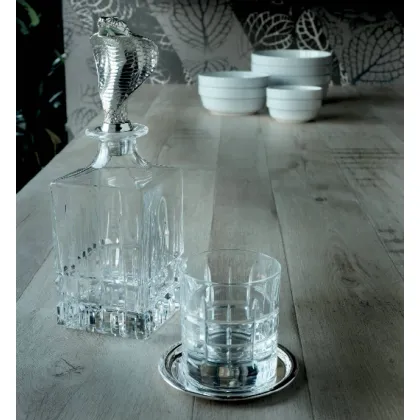 Zdjęcie Gustowna kryształowa butelka z dwoma szklankami i talerzykami z posrebrzanego mosiądzu