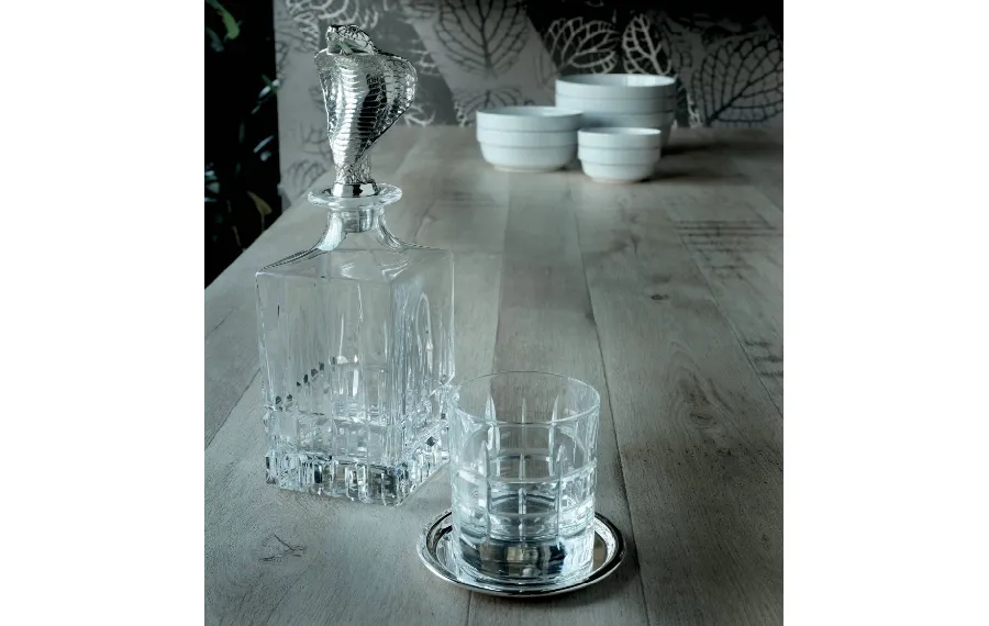 obrazek 1 Gustowna kryształowa butelka z dwoma szklankami i talerzykami z posrebrzanego mosiądzu