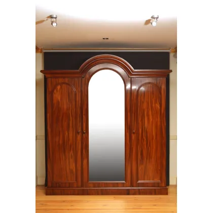 Zdjęcie Elegancka szafa mahoniowa w stylu wiktoriańskim