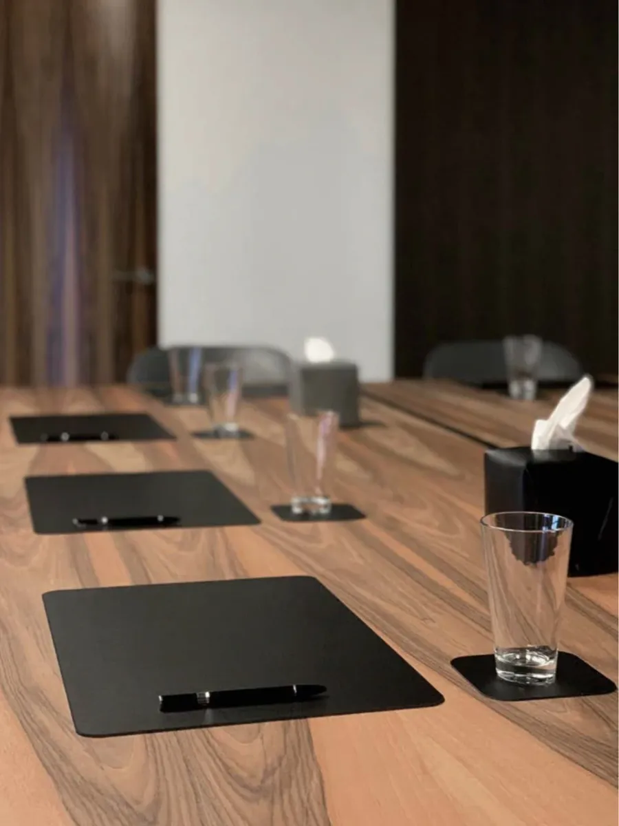 obrazek 4 Podkładka pod szklankę wykonana ze skóry w kolorze czarnym i szarym